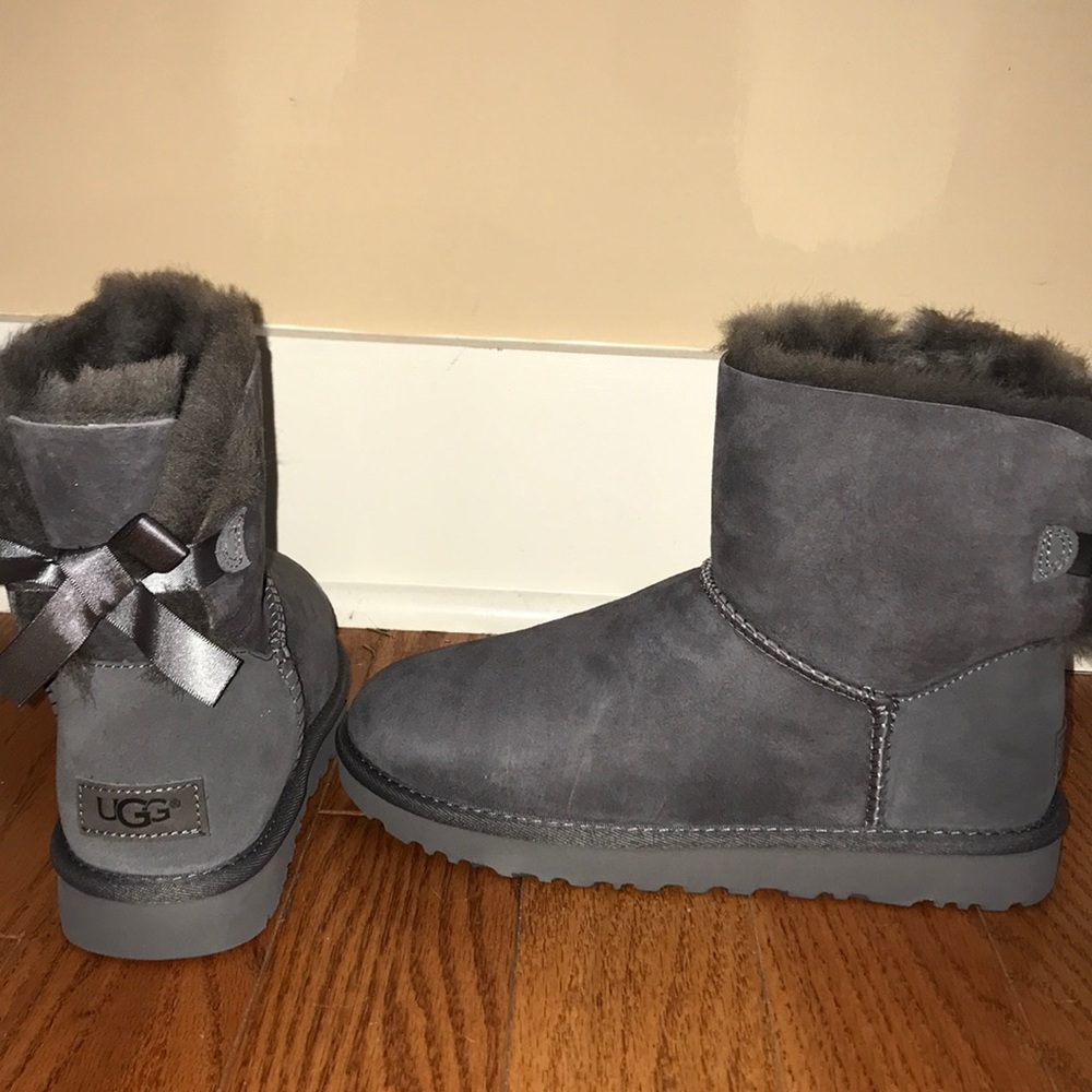 Never worn UGG W Mini Bailey Bow II